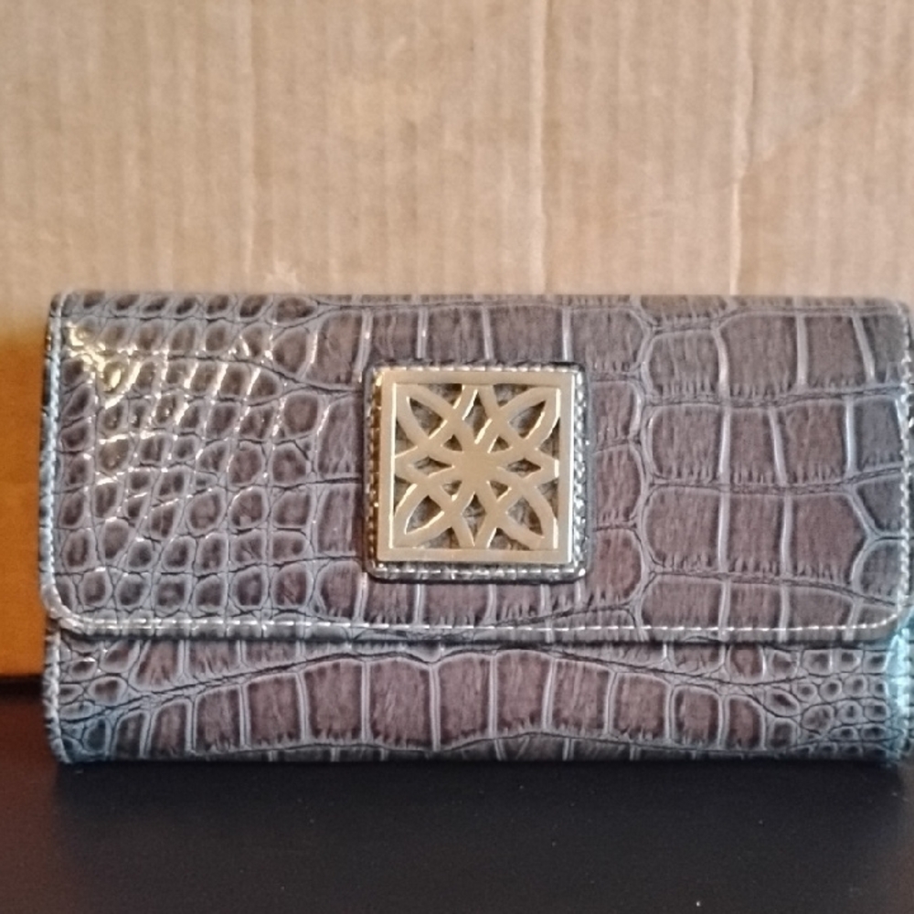Elegant Gray Crocodile-Embossed Women's Clutch Wallet